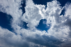 湛蓝天空中的云朵摄影图