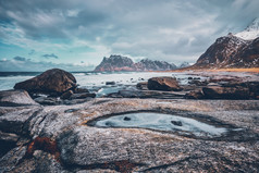 海边岩石海水摄影图