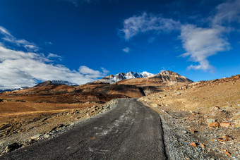 山坡上的沥青公路近景<strong>摄影图</strong>