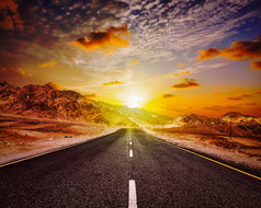 阳光下开阔的公路高清摄影图