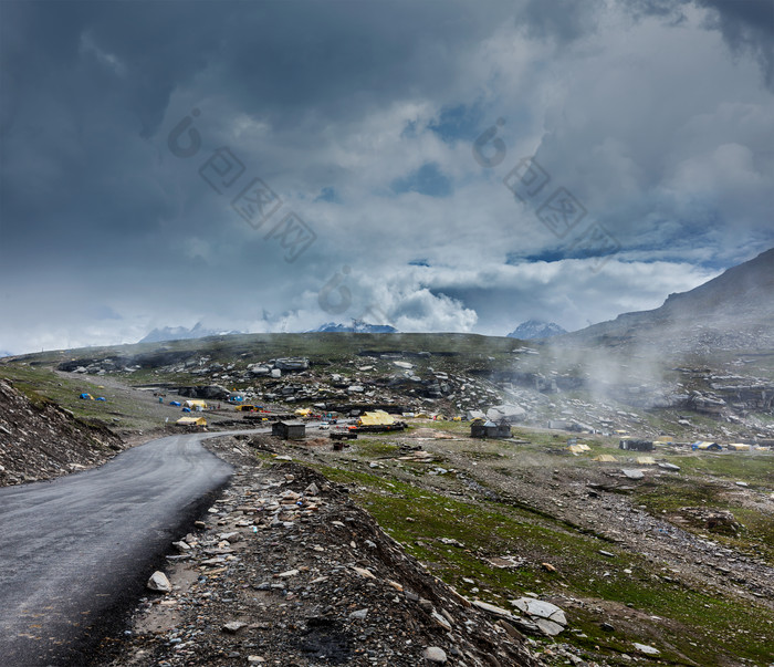 马拉雅山脉云彩道路