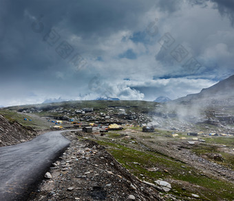 马拉雅山脉云彩道路