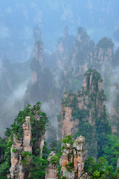 云雾山峰摄影图片