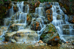 溪水在山间流动