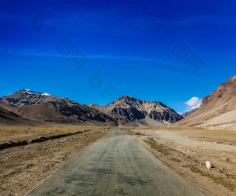 干净的沥青公<strong>路</strong>沿途<strong>风景</strong>摄影图