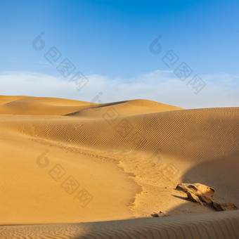 沙漠中被风吹起的一层层沙子