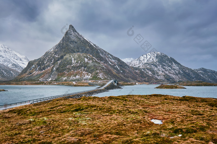 雪山顶下有河流和平原