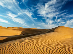 白色云层下的一片沙漠