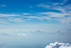 蔚蓝天空上的云层风景摄影图