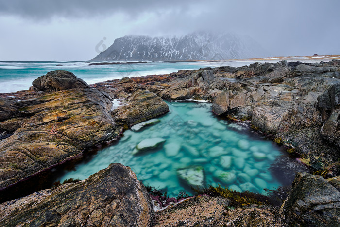 峡湾Lofoten挪威海洋卵石