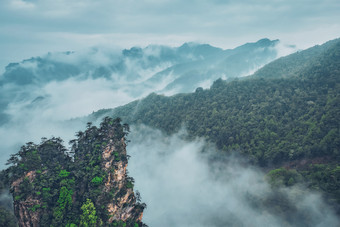 云雾缭绕的山水摄影图片
