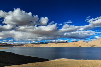 蓝天白云山脉湖面图片