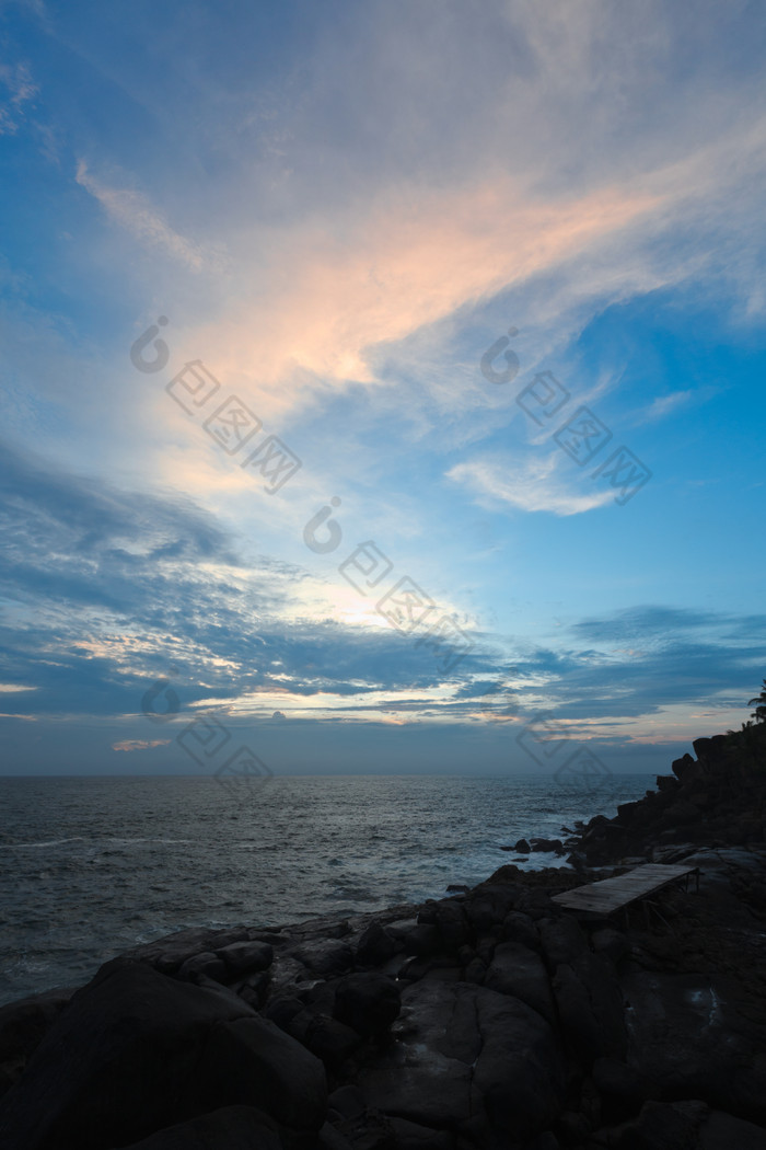 夜幕下的天空和海岸