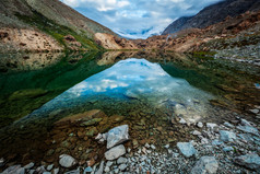 山峰山脉蓝天白云湖水摄影图