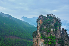 张家界山峰山顶摄影图片