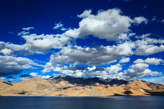 蓝天白云山峰湖面图片