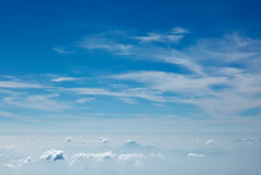 蔚蓝天空上的云层摄影图