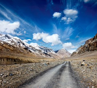 通往喜马拉雅山的黄土小道