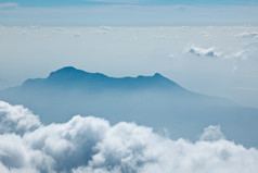 湛蓝天空下的云层风景图