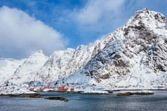 一个村挪威岛屿雪景山脉