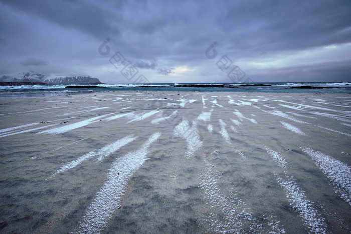 海滩沙滩卵石下雪天空