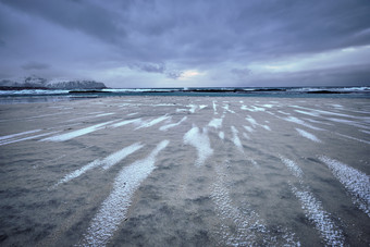 海滩沙滩卵石下雪天空