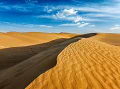 蓝色天空下的一片沙丘沙漠