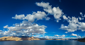 湖面远山蓝天白云摄影图片