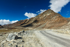 山峰山脉蓝天白云道路摄影图