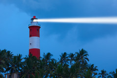 湛蓝天空下的红色灯塔