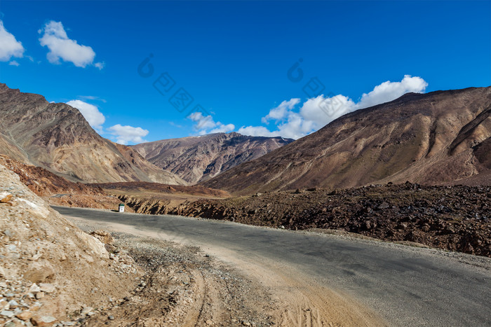 山峰山脉蓝天白云道路马路公路