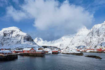 一个村挪威下雪雪景海水