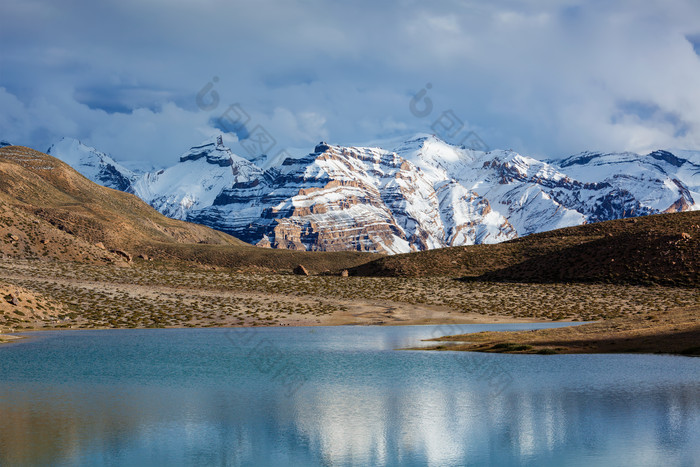 湖水和雪山摄影图