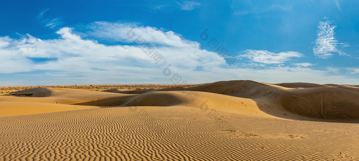 蓝天白云下的一些沙丘