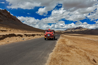 沥青道路上的<strong>红色汽车</strong>摄影图