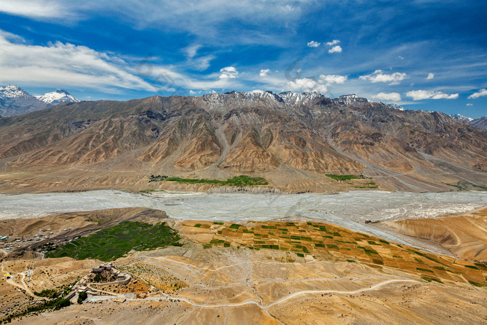 蓝天白云山峦江水风景图