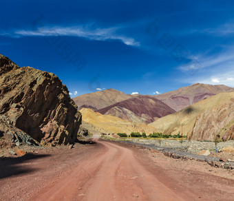 喜马拉雅山中道路摄影图