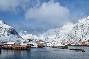 一个村挪威海水山脉雪景