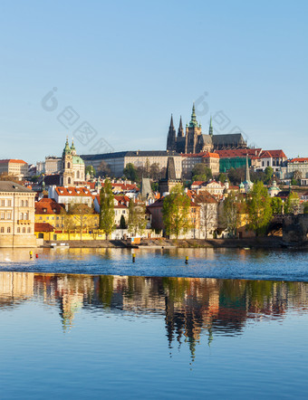 布拉格城堡水边摄影图片