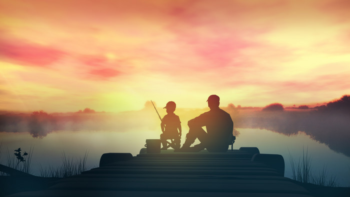 日落湖边陪孩子钓鱼摄影图片