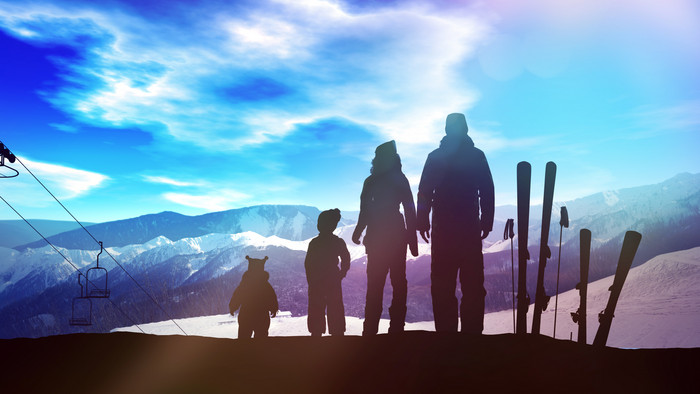 冬天山峰一家人摄影图片