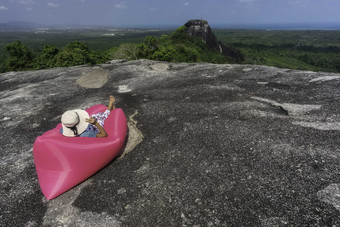 美女睡在岩石上摄影图