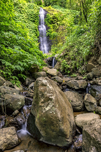大自然风景岩石流水瀑布摄影图