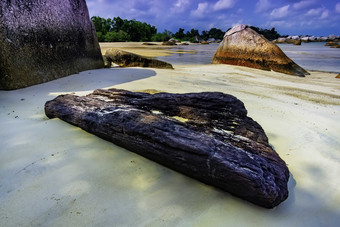 亚洲海滩上的石头摄影图
