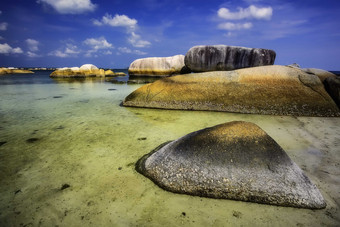 海水中的岩石摄影图