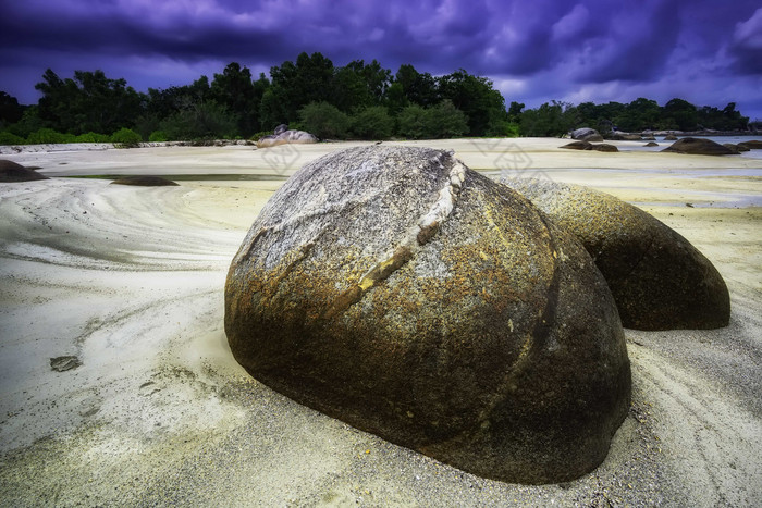 海滩上的岩石摄影图