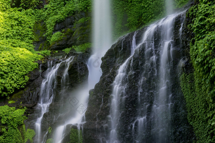 大自然岩石瀑布流水摄影图