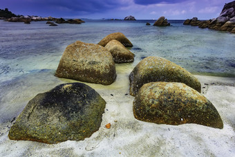海滩沙滩海岸线礁石摄影图