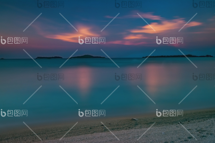 夕阳下的海洋沙滩摄影图图片-包图网