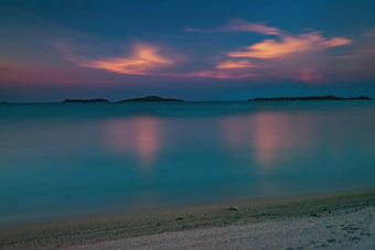 夕阳下的海洋沙滩摄影图图片